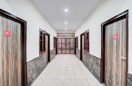 Sainik Farm Hotel | OYO Townhouse Anmol Residency