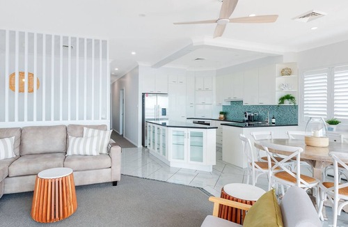 Mannering Park House | Paddles by The Bay - Stylish Waterfront Retreat