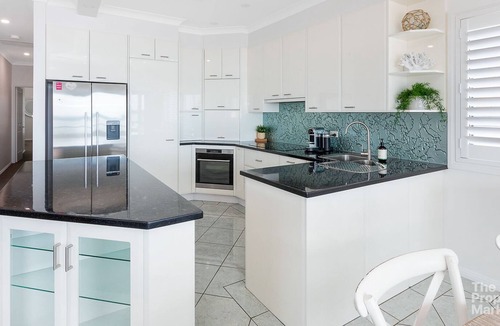 Mannering Park House | Paddles by The Bay - Stylish Waterfront Retreat