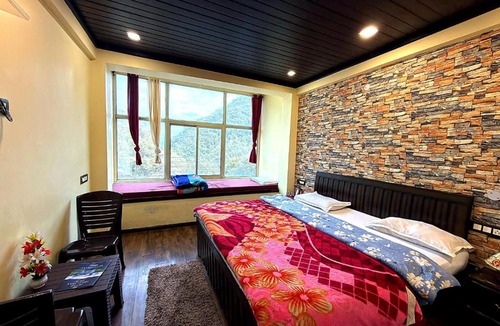 Pangot Hotel | Pangot Himalayan View Hotel