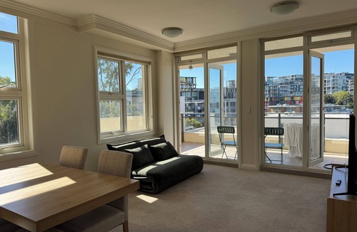 Ryde Apartment | Peaceful modern 2BR riverside stay | free parking