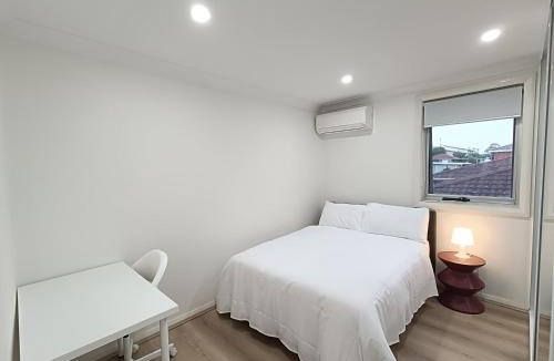 Merrylands House | Peaceful Queen Room with AC & Heating - NM6