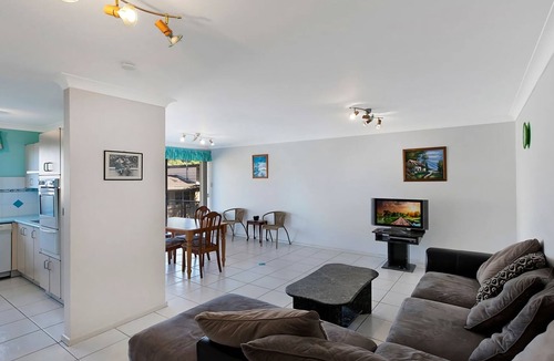 The Entrance North Apartment | Pelican Place - East Coast Getaways