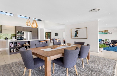 Pokolbin House | PEPPERTREE PONDS - THE VINTAGE HOLIDAY HOUSES
