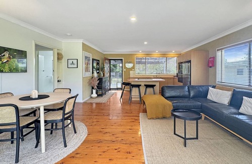 Wimbie Beach Apartment | Pet-Friendly 2-Bed Beach House with Garden & BBQ