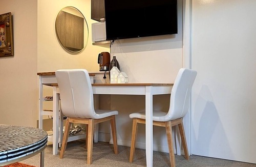 Weston Apartment | Pet friendly-Leafy Ground Floor Studio -Secure Courtyard, quiet neighbourhood