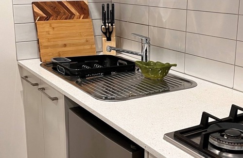 Weston Apartment | Pet friendly-Leafy Ground Floor Studio -Secure Courtyard, quiet neighbourhood