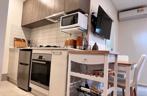 Weston Apartment | Pet friendly-Leafy Ground Floor Studio -Secure Courtyard, quiet neighbourhood