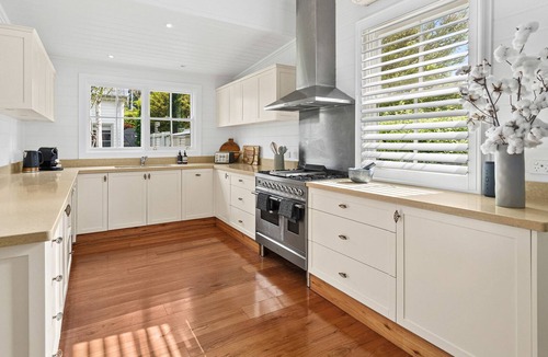 Burrawang House | Picturesque 3-Bed Rural Cottage with a Lush Garden