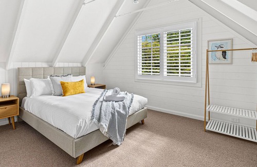 Burrawang House | Picturesque 3-Bed Rural Cottage with a Lush Garden
