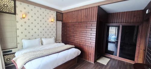 Srinagar House | Pine Breeze Luxe