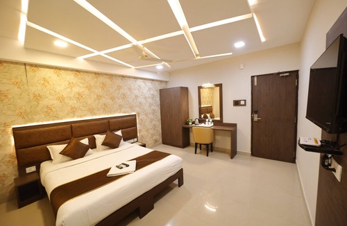 Little Mount Hotel | Pine Tree Signature