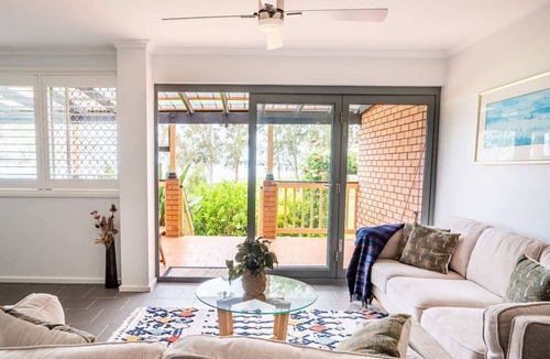 Killarney Vale House | Pool and Spa on the Lakefront - Killarney Vale