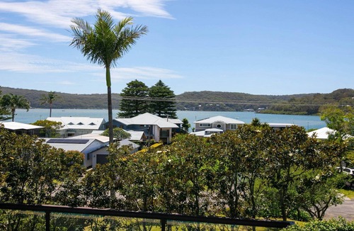 Wagstaffe House | Poolside at Wagstaffe