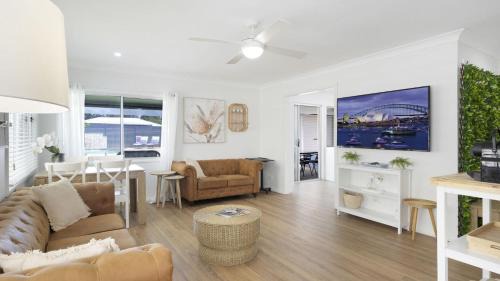 Berkeley Vale House | Poolside Family Retreat By Holidayco