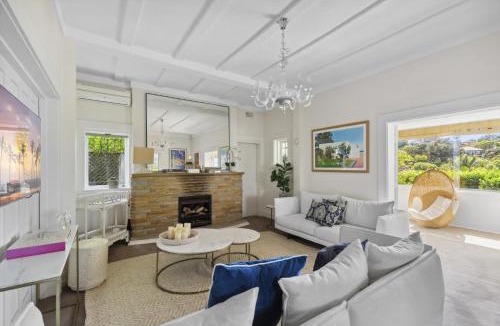 Kurraba Point House | Poolside Stay - Close to Taronga Zoo & Luna Park