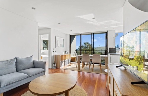 Centennial Park Apartment | Prime Location 2-Bed Apartment with Parking