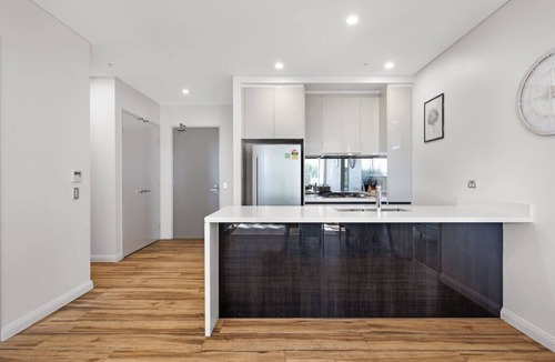 Mascot Apartment | Prime Mascot 2BR + Pool, Gym & Sauna Access