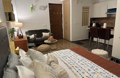 Greater Noida Apartment | Private Elegante Luxury Stay - 21thFloor