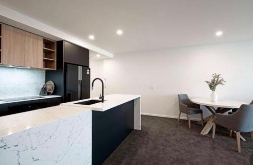 City East House | Private Ensuite Bedroom with Lake and Mountain Views in Shared Home City Centre Canberra plus Parking