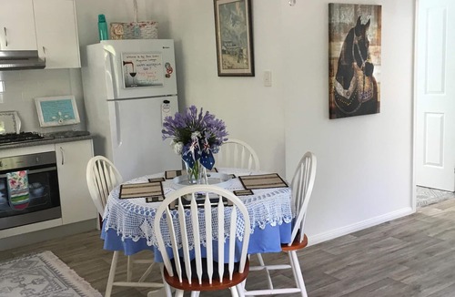 Bundanoon Cottage | Private NEW independent cottage with the ‘Theme of the Raj’.