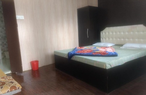 Mallital House | Private Room Walking From Nainital Lake.