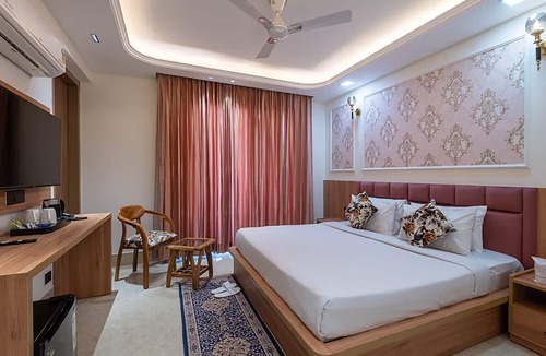 DLF Phase 5 Hotel | Qotel Signature - Golf Course Road