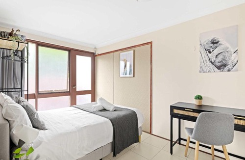 Milperra House | Quaint Double Room - Private Spot at Milperra - Shared Bathroom