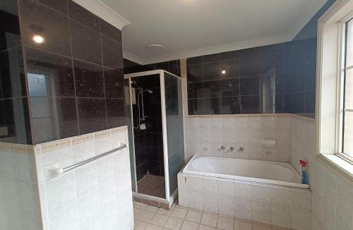 Greystanes House | Queen Room in Budget House - 494
