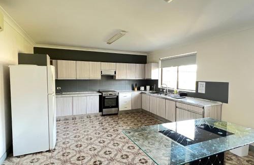 Lurnea House | Queen Room in Spacious Double Story House - L7