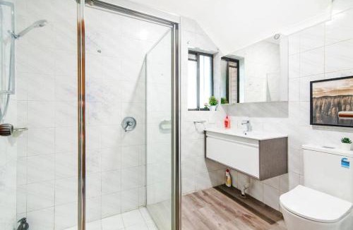 Berala House | Queen Room - Mins to Station & Olympic Park - Shared Bathroom