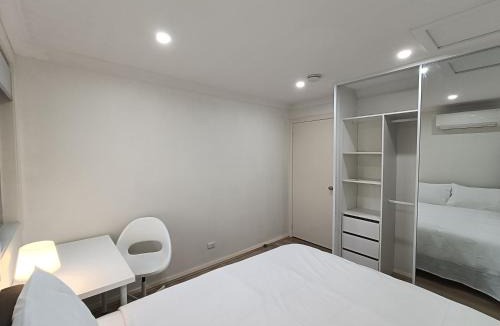Merrylands House | Queen Room - Train Station & Shopping Centre - NM8
