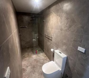 Guildford House | Queen Room with Attached Bathroom - OR10