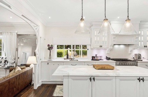 Matcham House | Queenslander Estate | Heated Pool, Spa, Sleeps 14