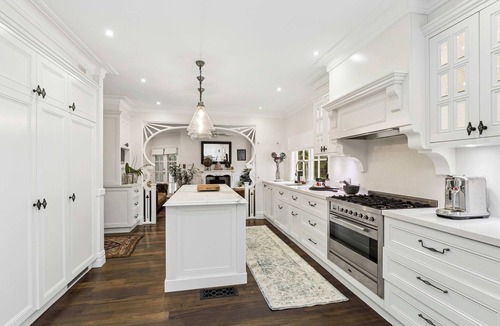 Matcham House | Queenslander Estate | Heated Pool, Spa, Sleeps 14