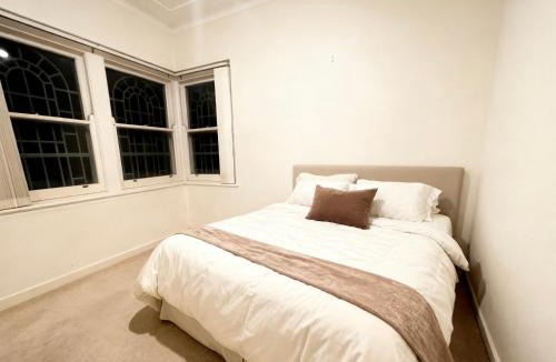 Burwood House | Quiet Guest Room in Burwood