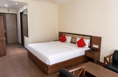 Raigarh Hotel | Red Queen