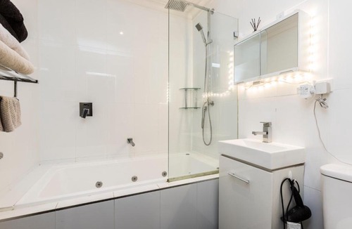 Redfern Apartment | Redfern 2 bedroom 2 Bathroom Apt With Netflix