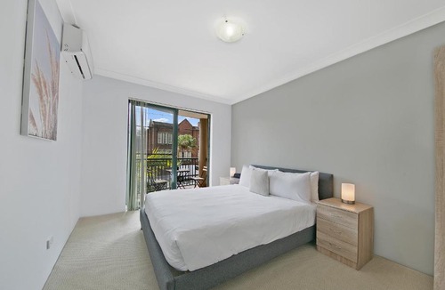 Redfern Apartment | REDFERN 3 BEDROOM APARTMENT FREE PARKING WALK TO CENTRAL STATION NRE187