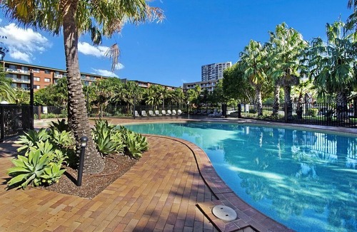 Alexandria Apartment | Resort style one bedroom plus study close to the City