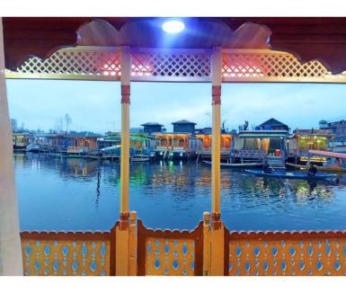 Dal Lake House | Robinhood Houseboat, Srinagar