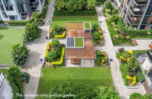 Eastgardens Apartment | Rooftop Penthouse - panoramic views of a golf course, city skyline & Botany Bay