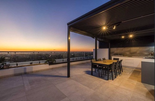 Eastgardens Apartment | Rooftop Penthouse - panoramic views of a golf course, city skyline & Botany Bay