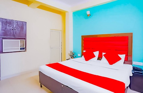 Sector 62 Hotel | Roomshala 073 Hotel Budget Stays