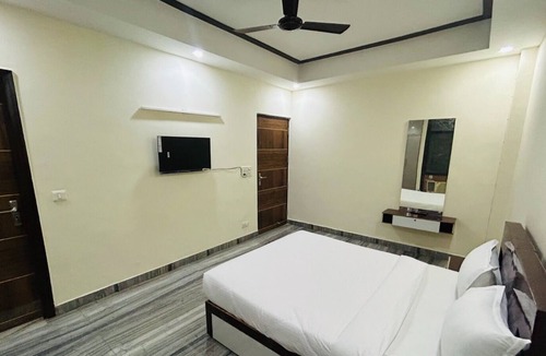 Sector 62 Hotel | Roomshala 073 Hotel Budget Stays