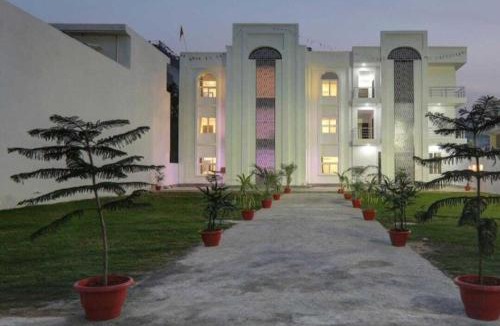Indira Nagar Hotel | RROOMS Hotel Yamuna Palace