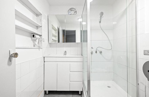 Auburn House | Rustic Queen Room - Conveniently Located - Shared Bathroom