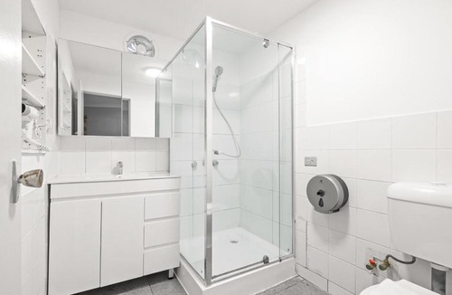 Auburn House | Rustic Queen Room - Conveniently Located - Shared Bathroom
