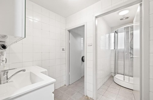 Auburn House | Rustic Queen Room - Conveniently Located - Shared Bathroom