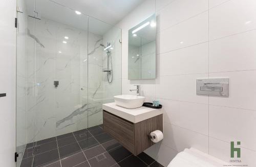 Ryde Apartment | Ryde Bright Cozy 2B2B Apartment